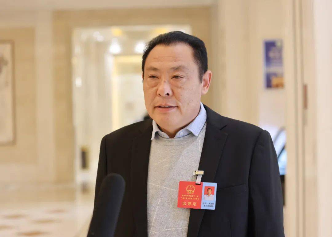 "解友忠是曹村镇尚桥村党总支书记,作为一名人大代表,他认为,不仅要