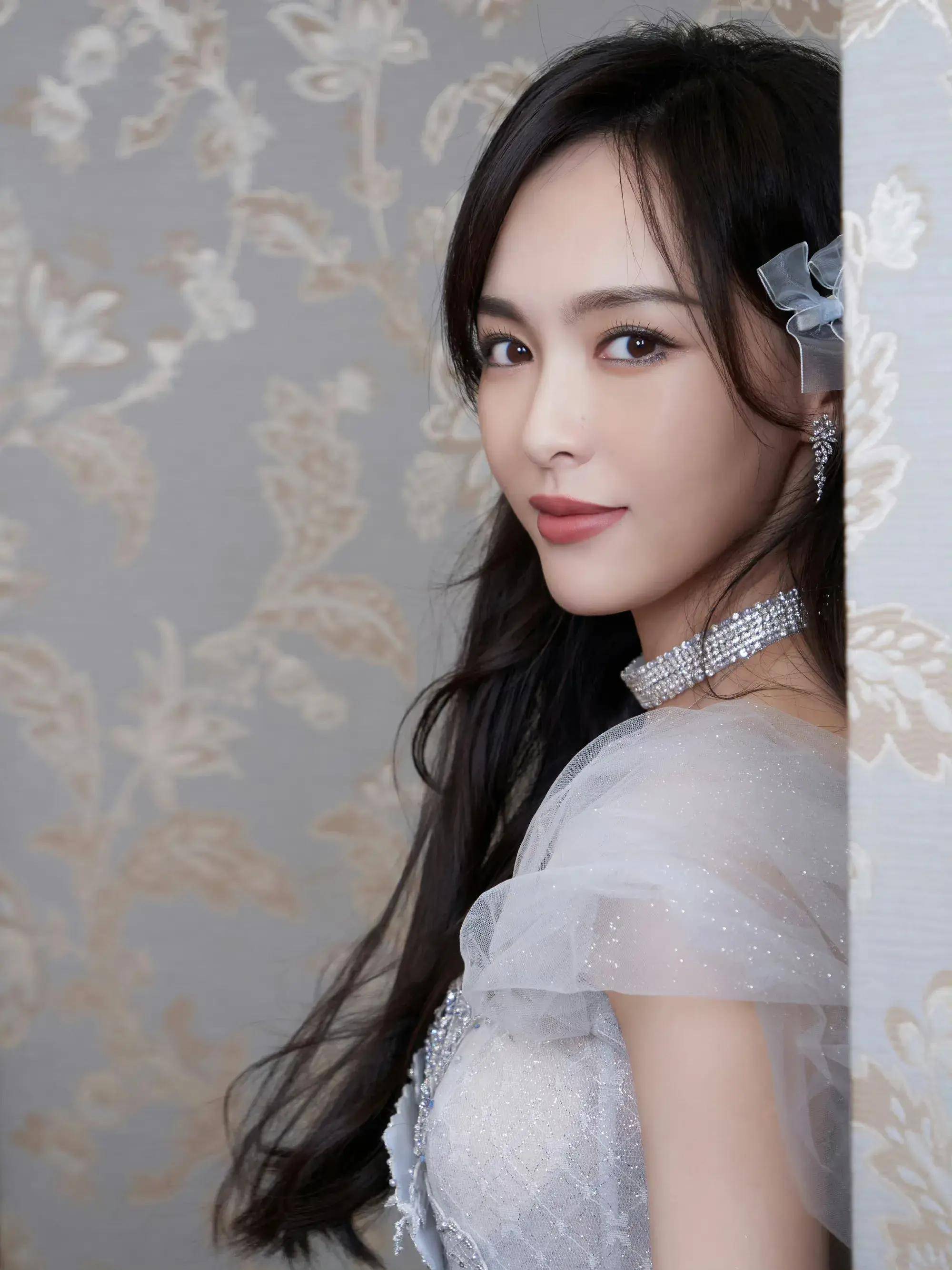 女星唐嫣时尚造型:甜美优雅,靓丽高贵