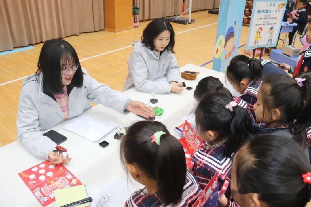 设置了"创意折纸"这一闯关项目,一张彩纸在孩子们手中千变万化.