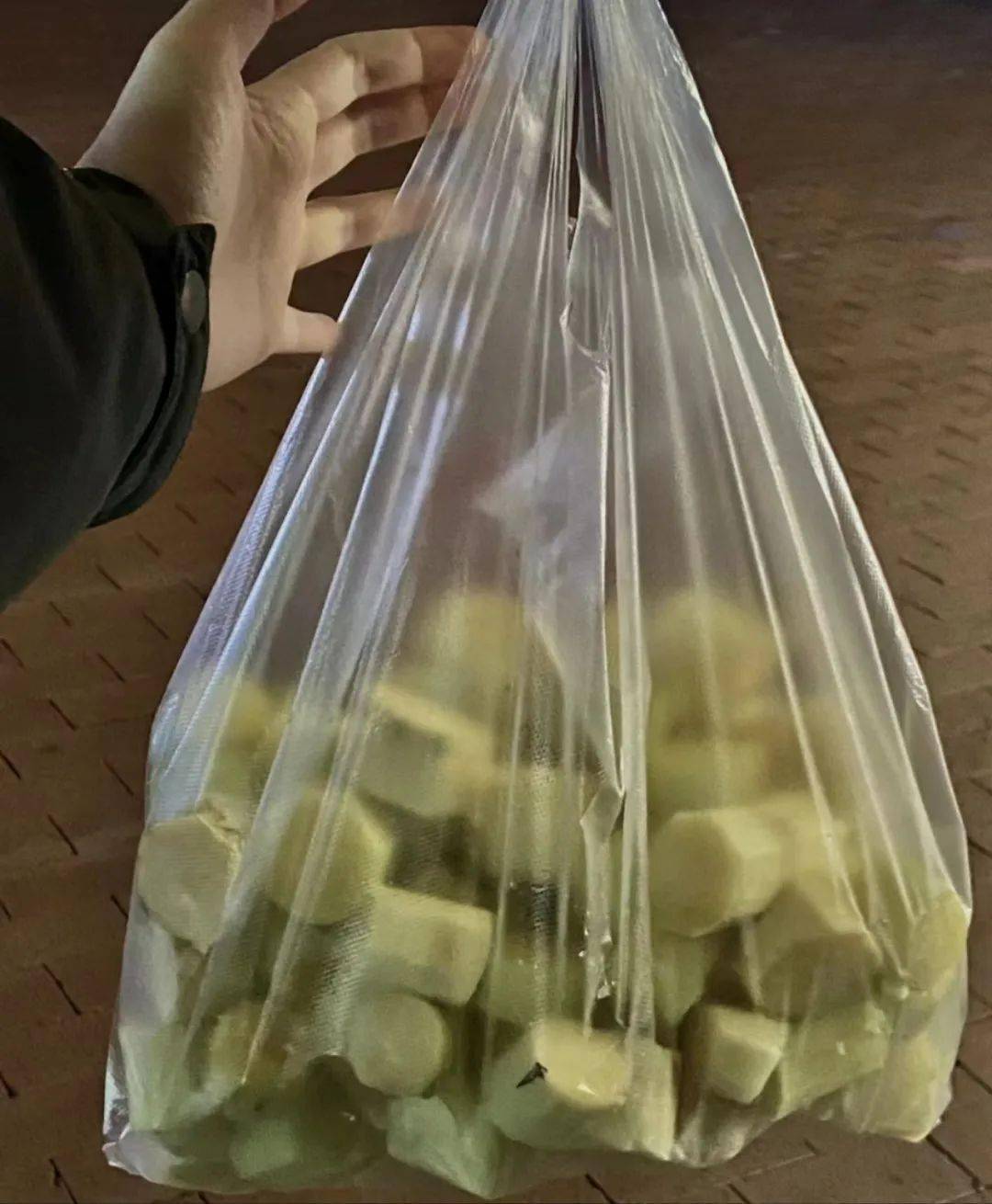 这两年,没得一个四川人能笑到面对卖甘蔗的摊摊