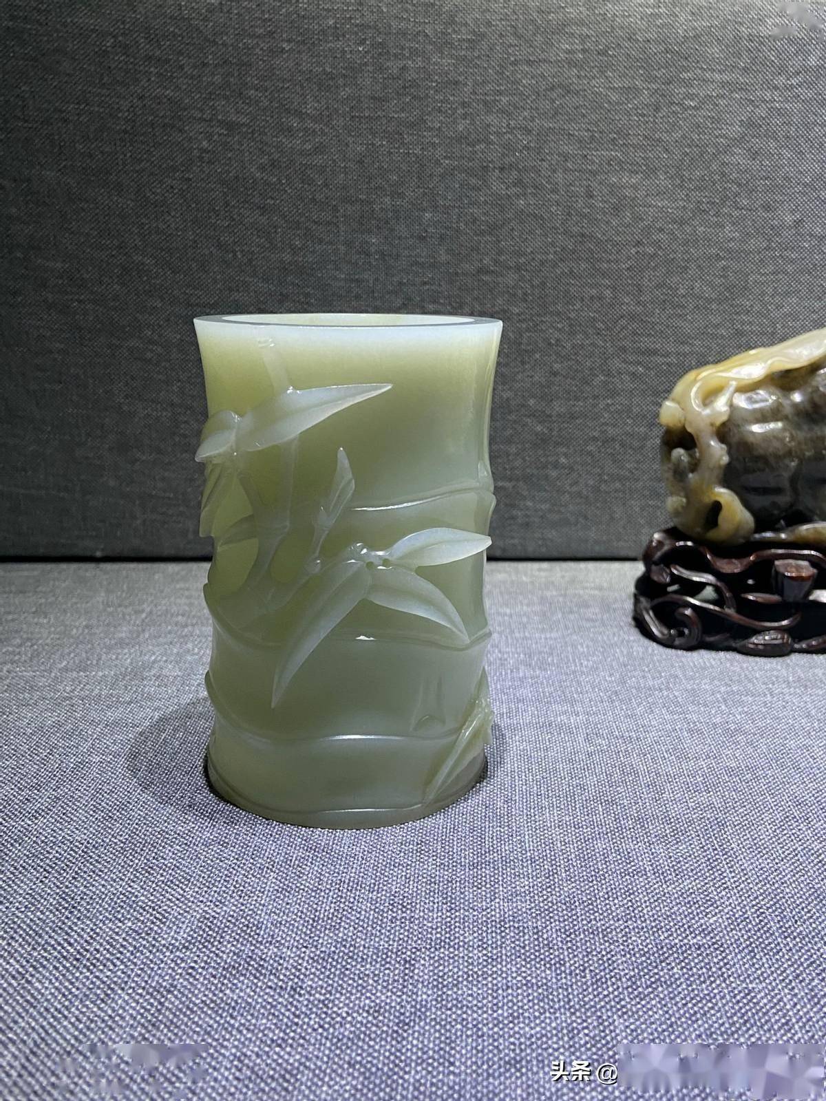 保利乾隆玉:皇帝的笔筒_体量_玉质_毛笔