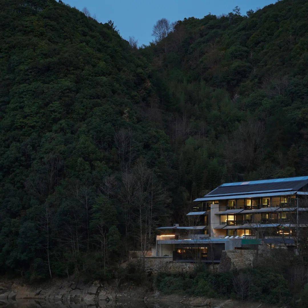 該項目落址於杭州臨安區潛川鎮青山殿村過水自然村,背靠青山,面朝昌