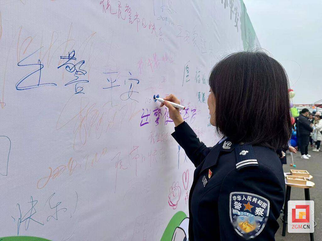 在貢井區西城逸都廣場,貢井分局設立了警旗打卡欄,裝備展示區,禁放