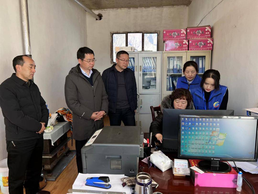 同德县普查员入户登记玉树州07玉树州玉树市普查员在企业开展登记玉树