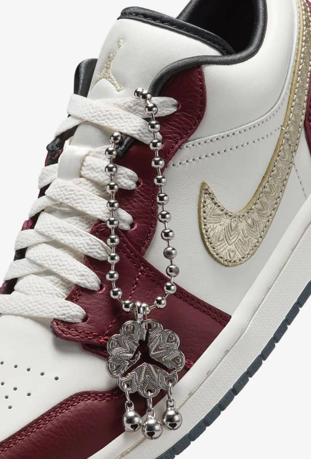 鞋身 swoosh logo 的纹理感让人想起龙这一中国十二生肖中的王者神兽.