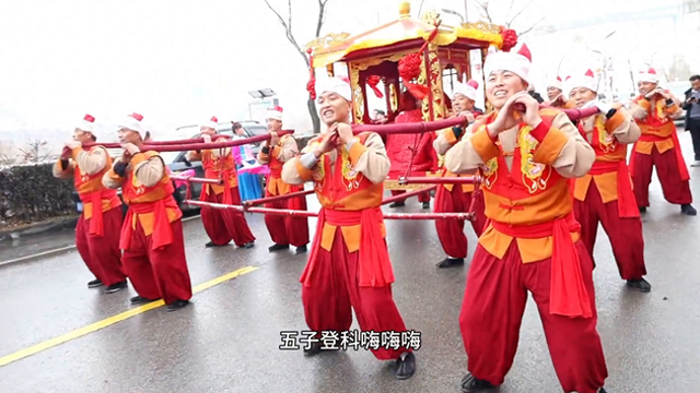 巴寶莉今年的廣告語: 要麼找一個讓你衣食無憂的人_新人_白頭_秧歌隊