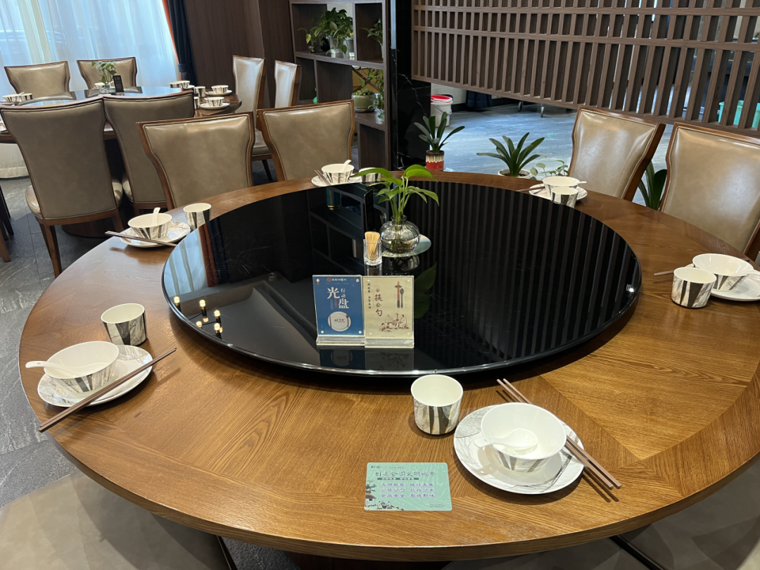 引导节约氛围,投放反浪费公益广告,开设反浪费宣传专栏,制作桌贴,桌签