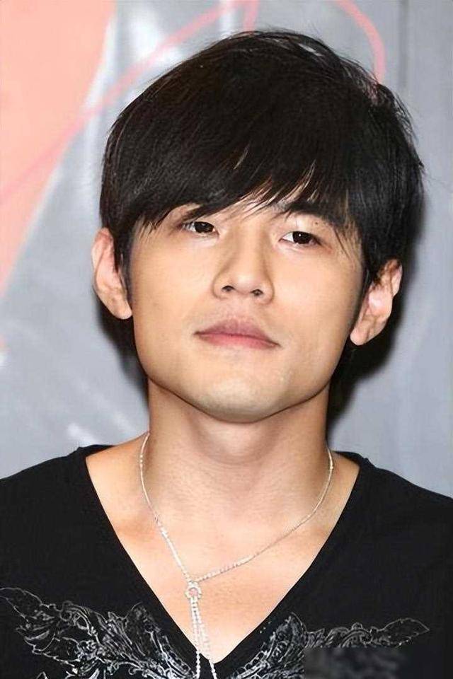 周杰伦出轨多人运动是假消息,网友晒男方英国度假_风波_媒体_社交