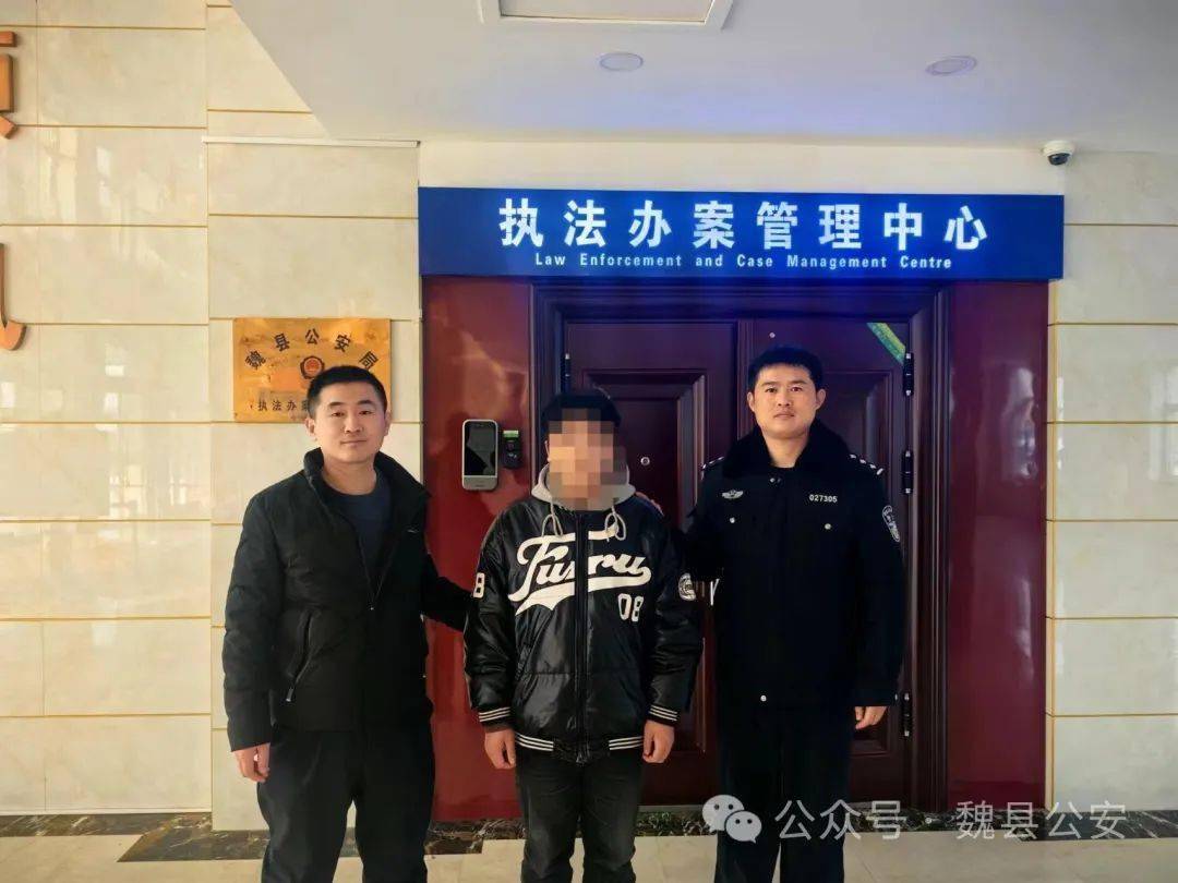 近日,回隆派出所在梳理逃犯信息时发现一名涉嫌盗窃罪被河南警方上网