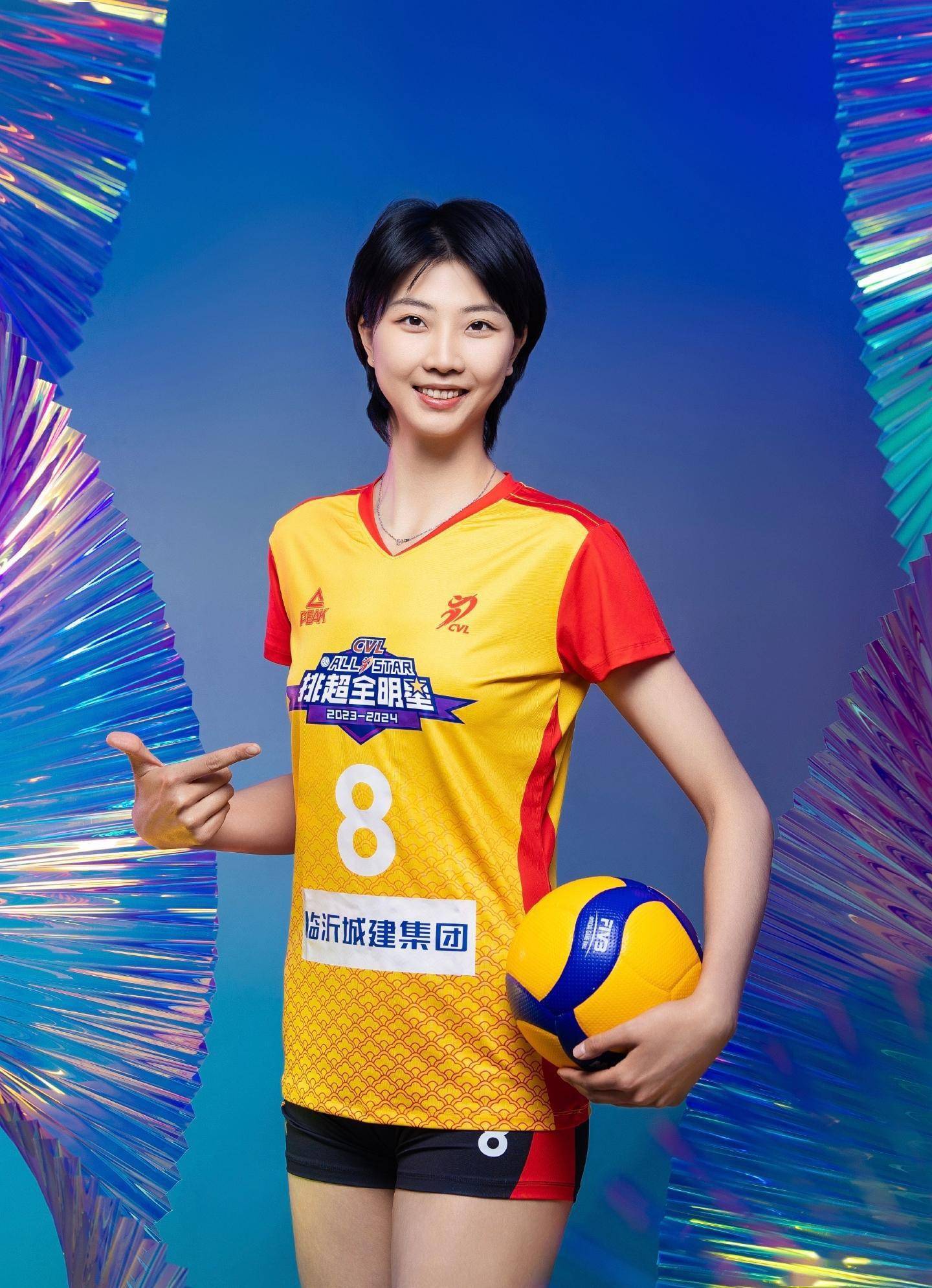 2米03袁心玥,优雅亮相!她穿一袭黑色连衣裙,白色披肩非常亮眼