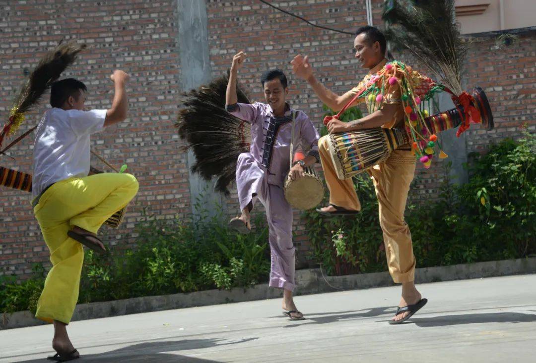 我市国家级非物质文化遗产代表性项目"傣族象脚鼓舞"参加《新春非遗之