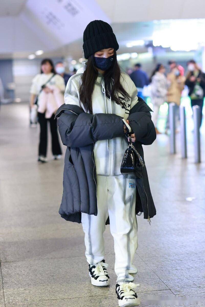 柳岩现身上海机场,身披羽绒服休闲惬意
