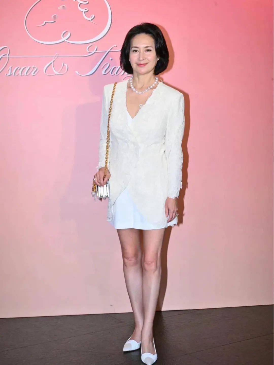 参加张艾嘉儿子王令尘和超模游天翼的婚礼,一身全白蕾丝外套配尖头小
