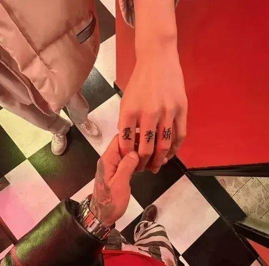 随后几个月,kzh各种发帖认错,并且在全身各处纹身:我爱李娇,阿娇的舔