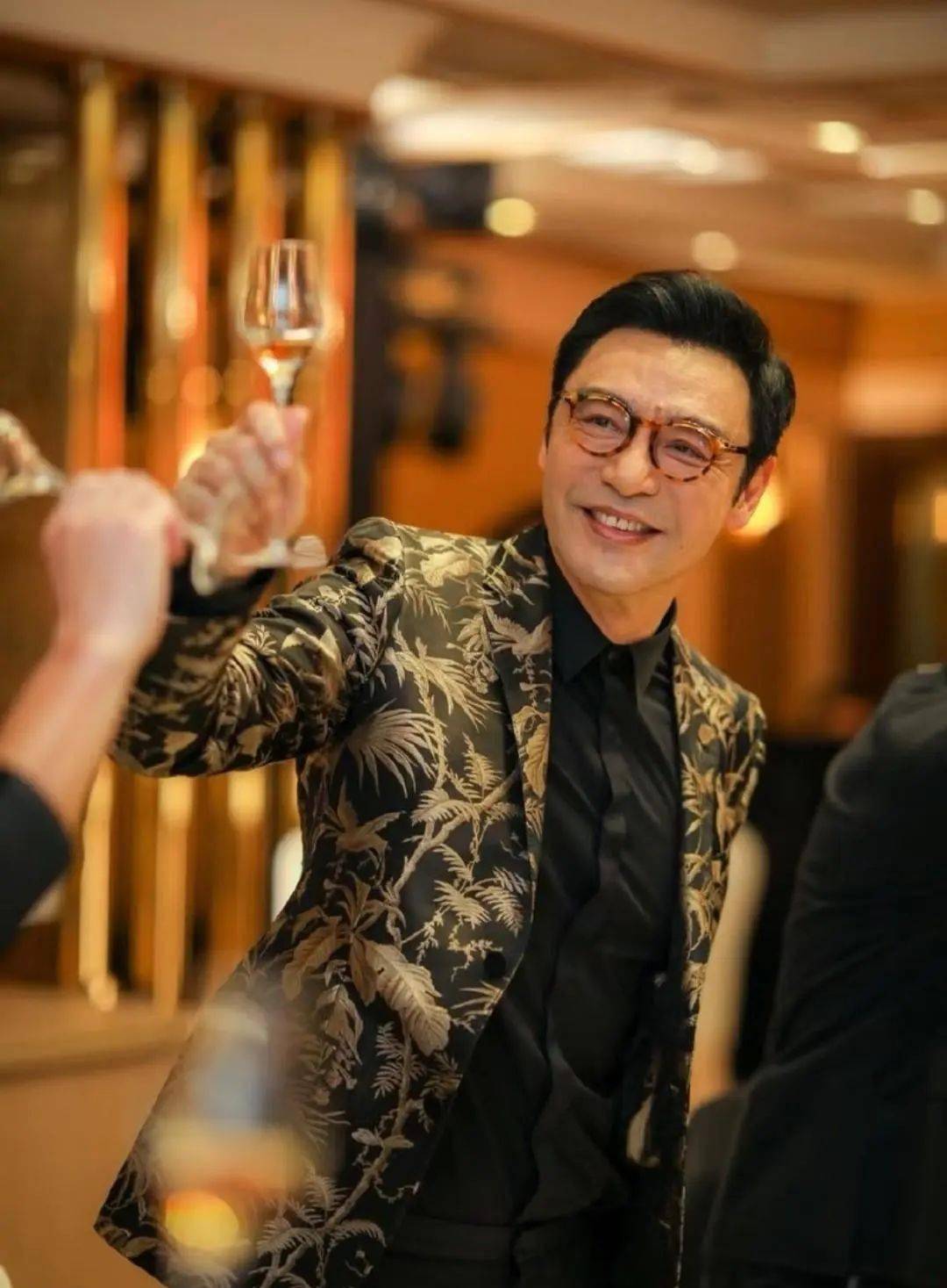 知名男星在车上看见粉丝,下车主动要求合照_钟镇涛_网友_温拿乐队