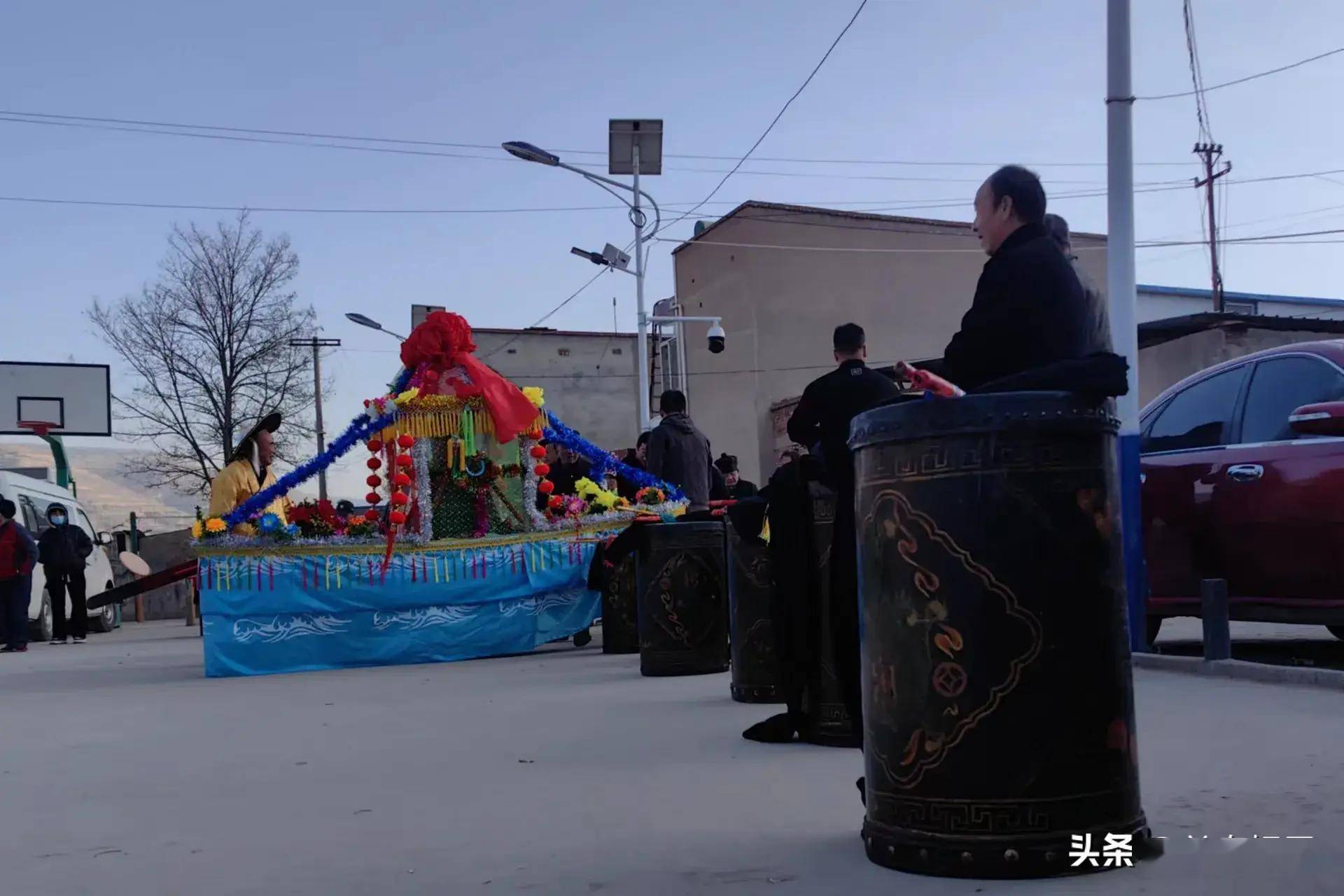 這種打法非常震撼,充分挖掘了當地民間獨特的表演形式,突出了阿幹河