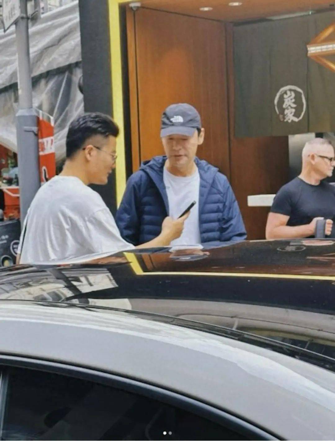 香港明星亲民天花板!知名男星在车上看见粉丝,下车主动要求合照_钟镇