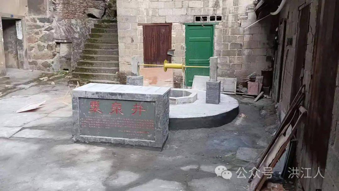 加固井壁,你一锄,我一铲,共同完成了对古井及周边设施的完善修复,古井