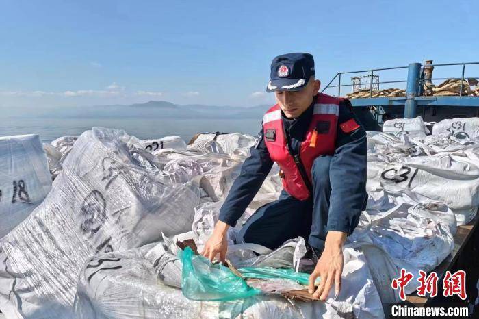 福州海警连夜查获鸡爪等走私冻品80余吨_嫌疑人员_车辆_船舶