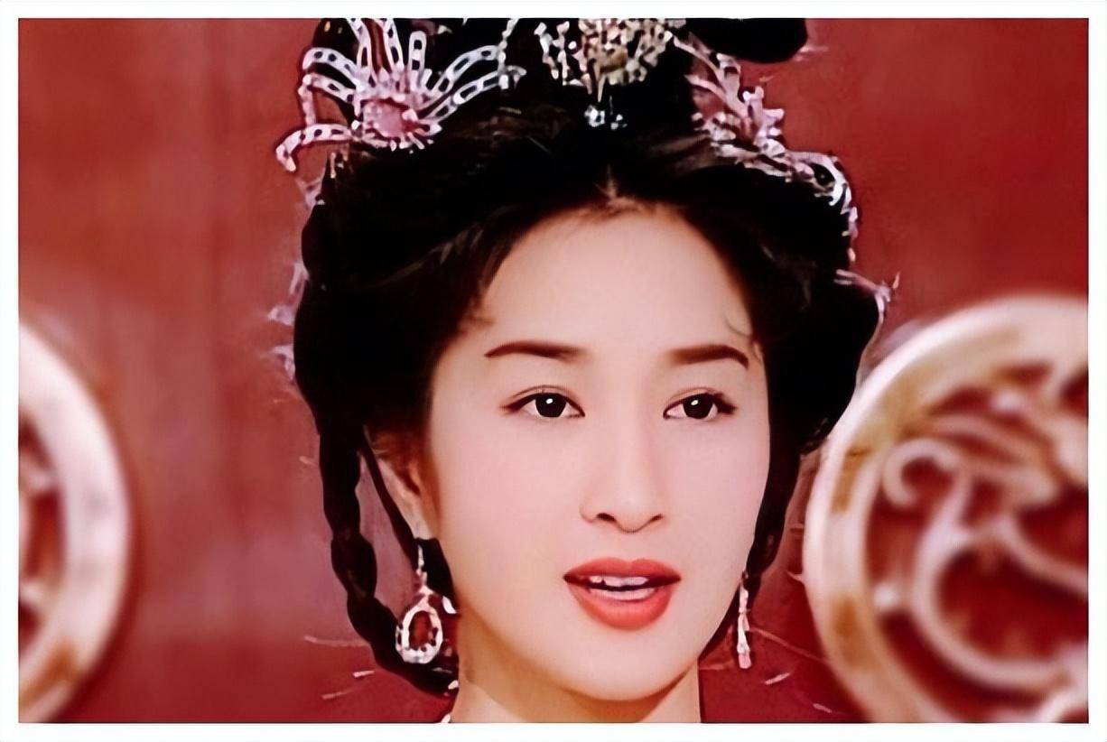 为寻求突破,她又通过主演《河东狮吼》《苗翠花》等剧达到事业巅峰