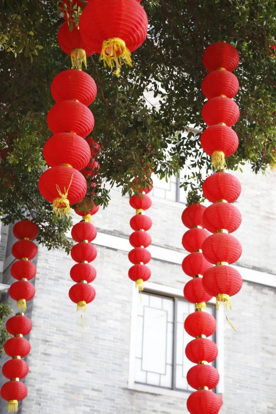 除此之外中国结灯笼窗花等也都被老板摆在了显眼的位置款式多样