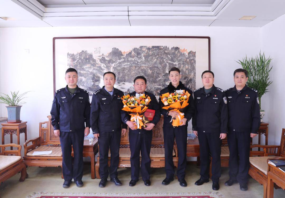 临朐县公安局局长,政委双双为这两人点赞!
