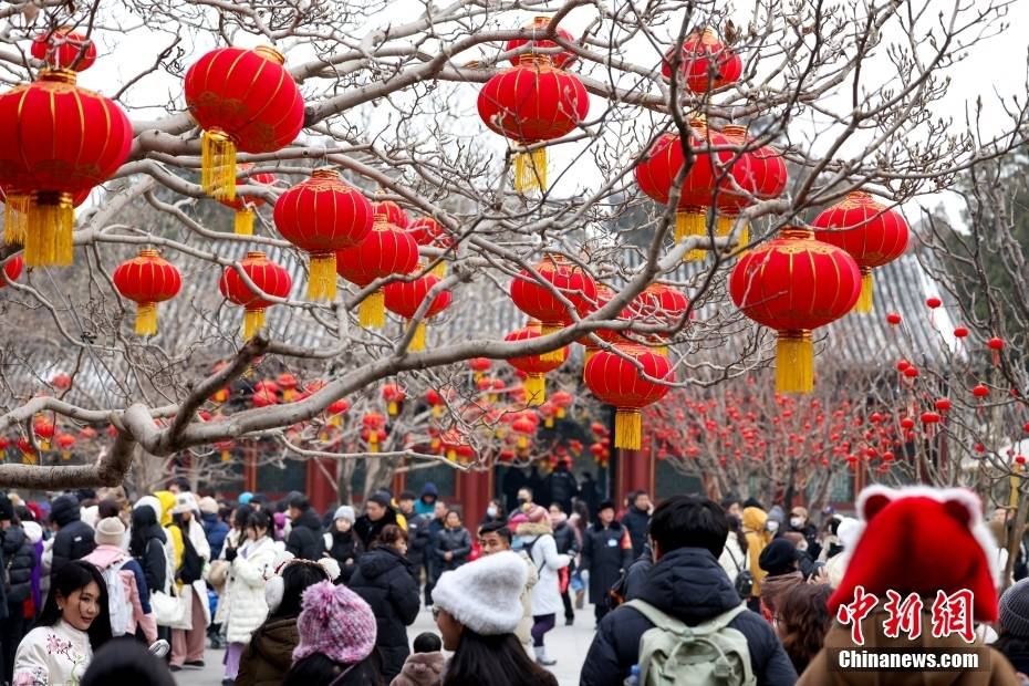 北京颐和园红灯笼营造节日氛围