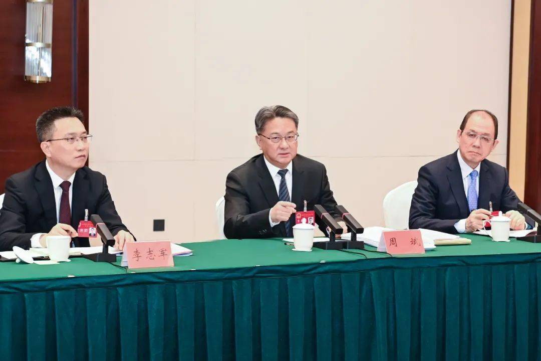 当天,市委书记周斌来到所在的大丰代表团,与代表们一起审议政府工作