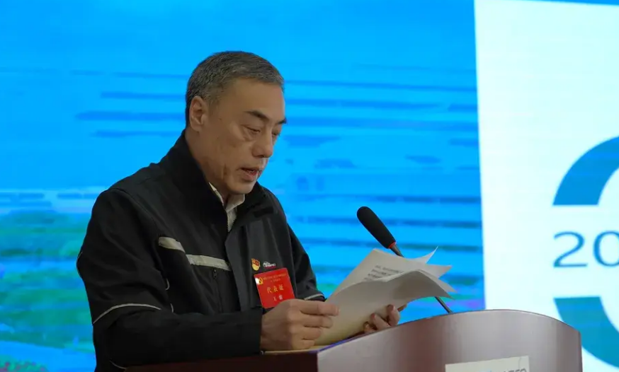 相较于"前任"吴冰,公众对王骏可能知之甚少,从王骏的简历来看,其主要