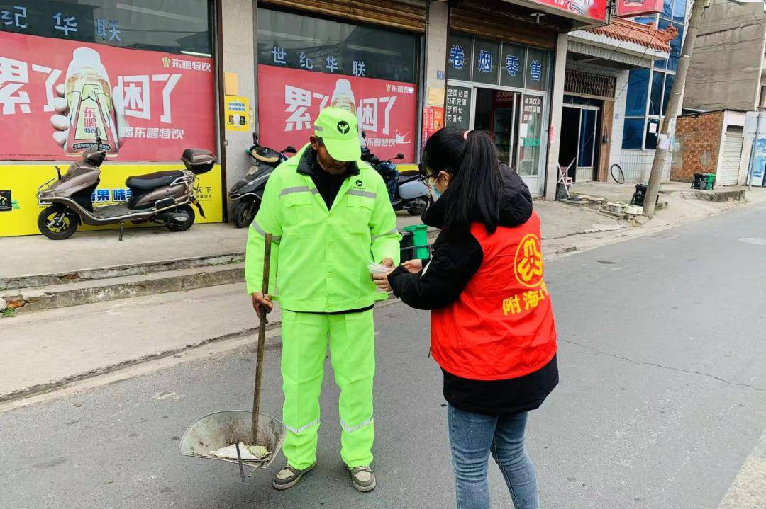 逍林镇逍林镇联明村组织巾帼志愿者在下新塘菜市场为村民们送上腊八粥
