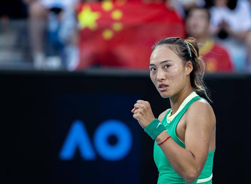 中国选手郑钦文晋级澳网女单第三轮，首进澳网32强