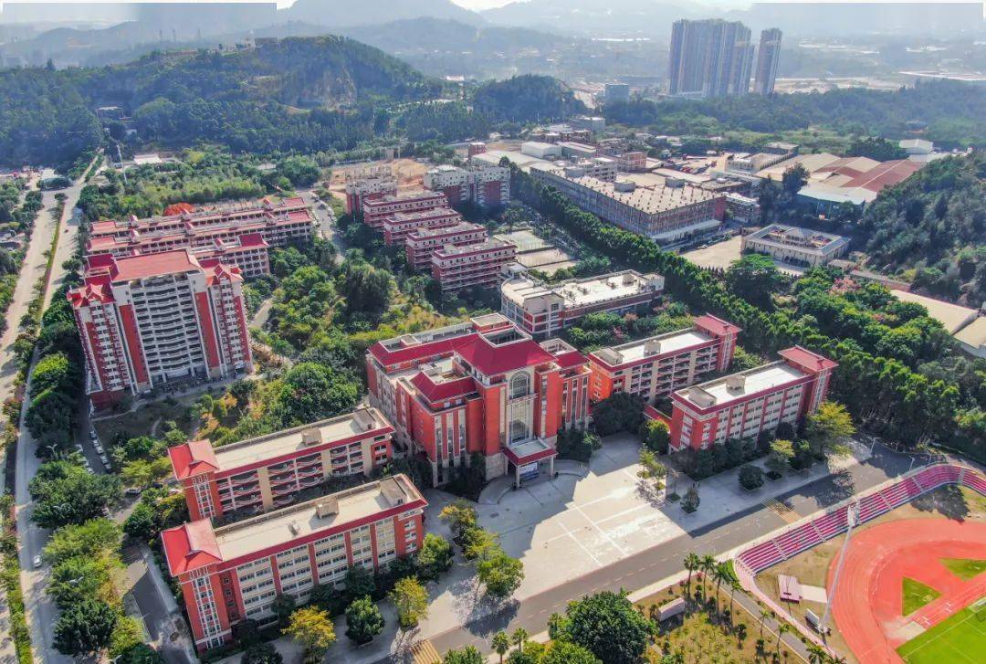 组成了项目服务专班,及时为泉州轻工职业学院扩建工程建设提供帮助