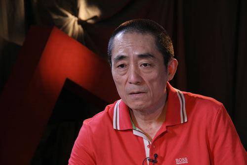 身价40亿的张艺谋回到陕西老家,找到修自行车残疾弟弟说:哥给你三个