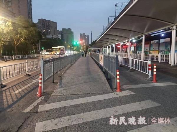 南翔地鐵站外佳通路:八道隔離欄,一目不了然_車道_車