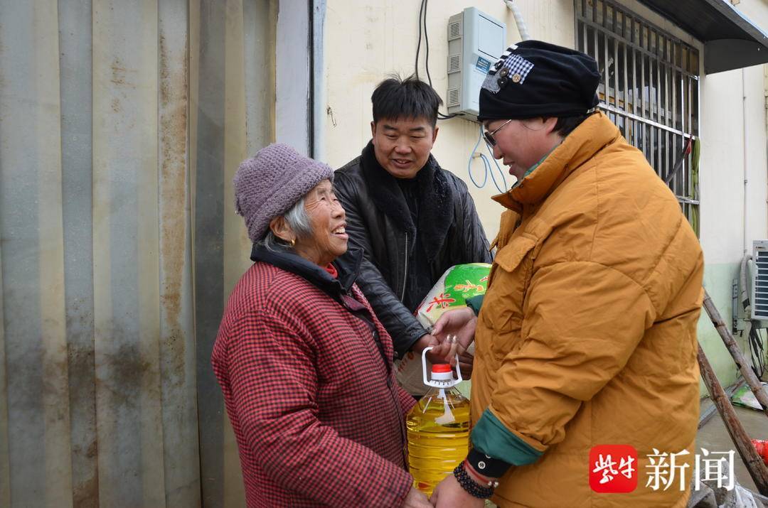 視頻|她成了幾十位老人共享閨女,家中牆上貼著幾十