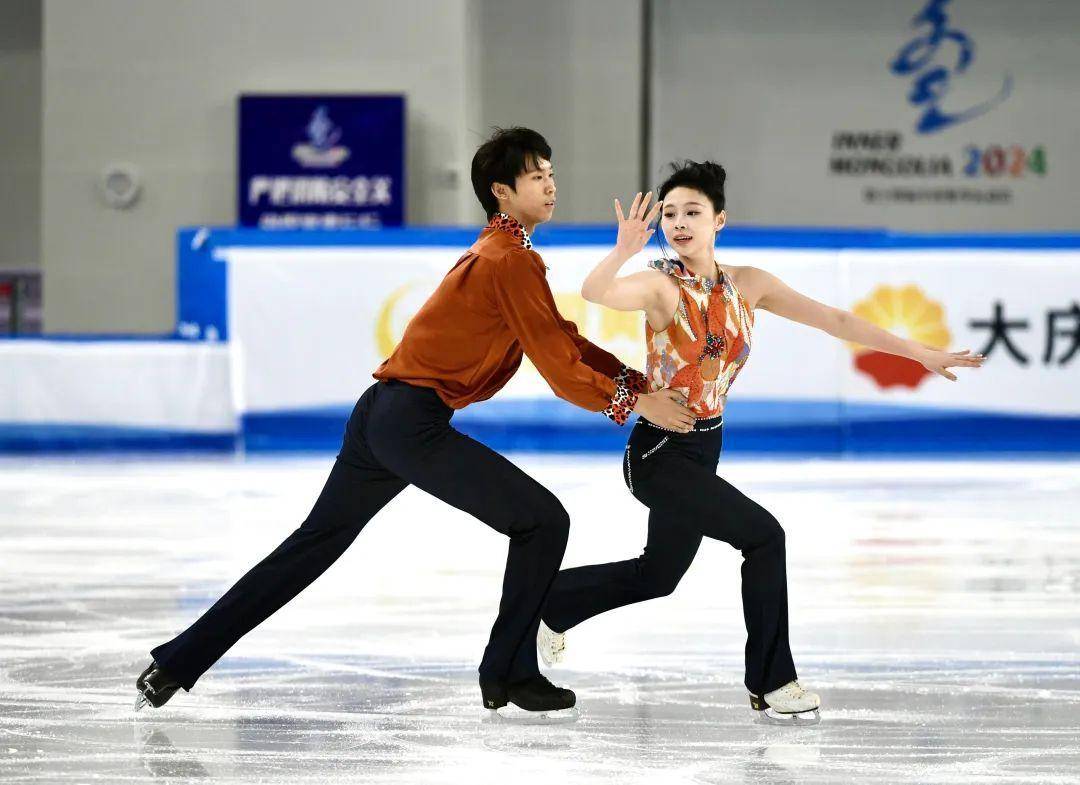 冰上华尔兹 起舞弄清影 "十四冬"花样滑冰(青年组)比赛开赛_内蒙古