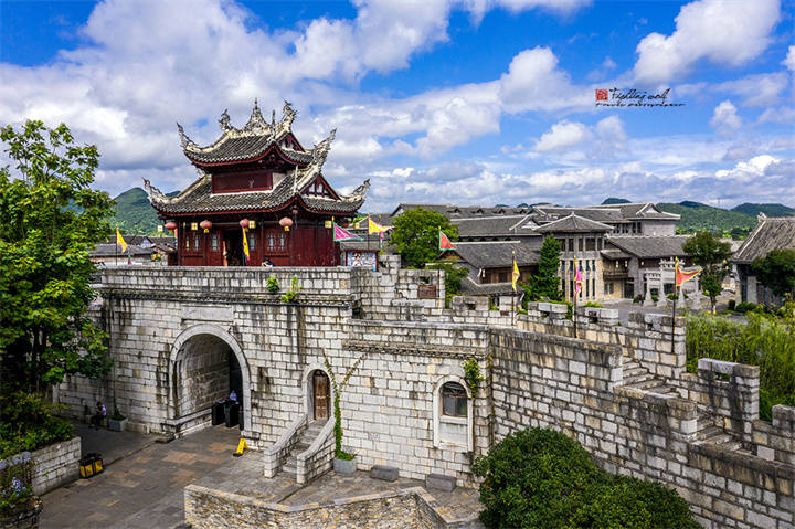 青巖古鎮:早餐後,銅仁乘機前往貴陽,後前往:第3天酒店配置健身中心