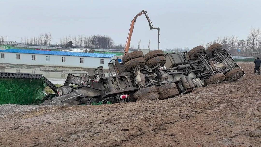 雨天,一搅拌车突然侧翻!