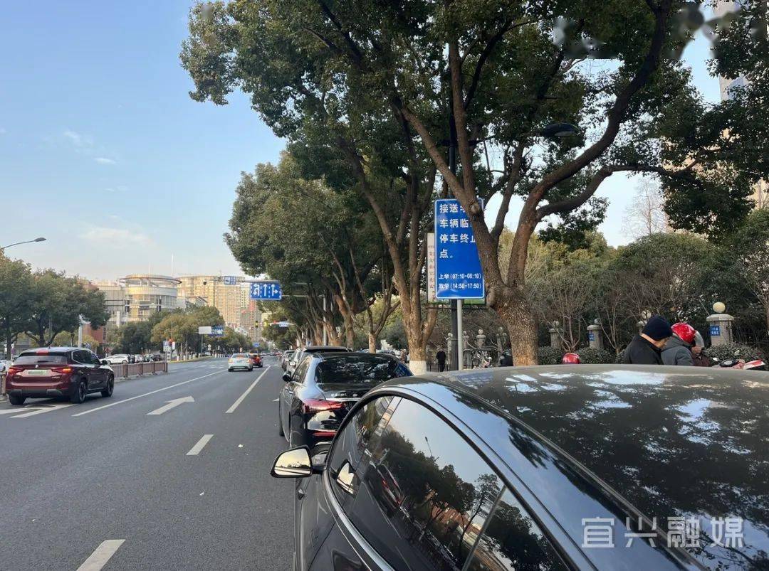 东氿小学,宜兴外国语学校,市实验中学等学校门口上下学高峰期车辆违停