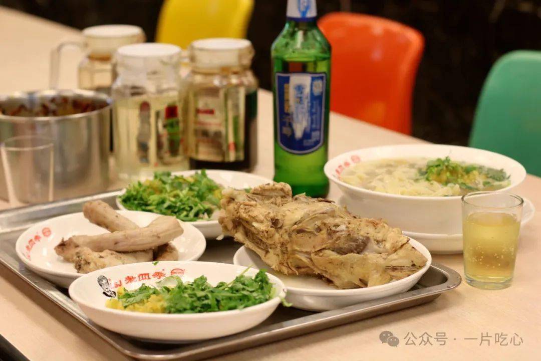 "我们学样子,买了啤酒和鸡架,真的就是一副骨头架子,一时不知该如何下