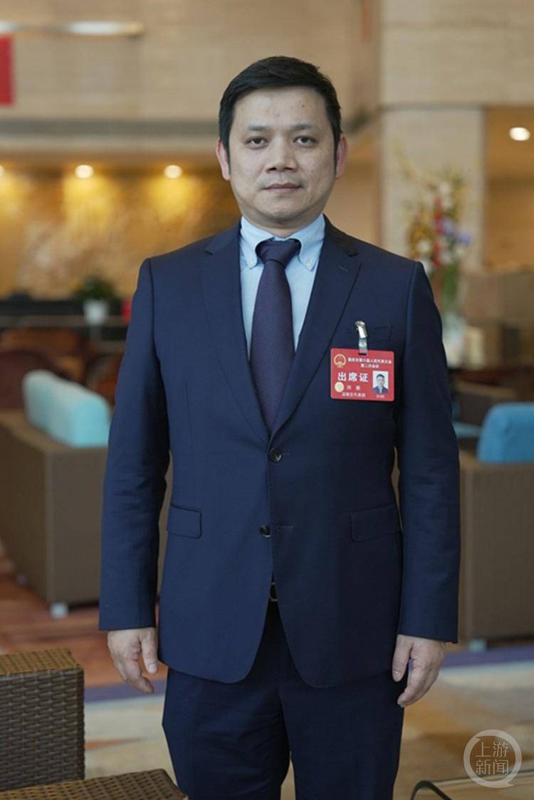 两会声音丨何鹏代表:为新能源车"瘦身健体" 推进纤维及复合材料创新