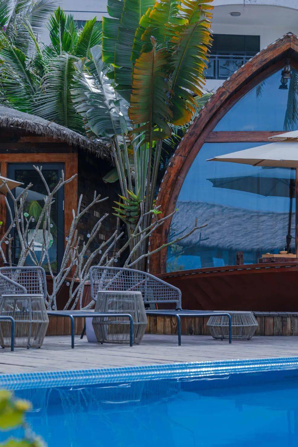 暮屿岚·疍家故事船屋民宿坐落于陵水英州镇赤岭浪人湾,坐拥三亚附近