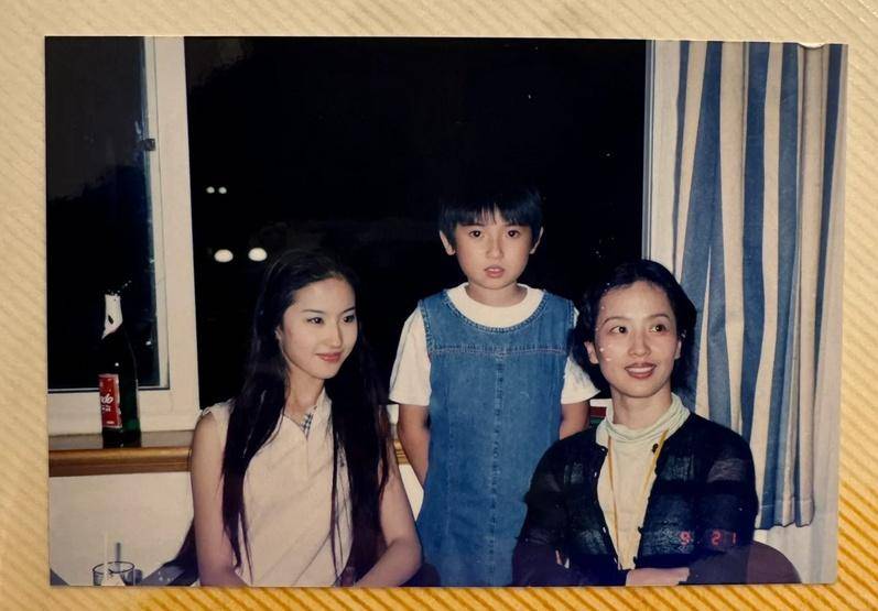 网友晒和16岁刘亦菲的合照喊"神仙姐姐",曝光往事:来我老家拍《天龙