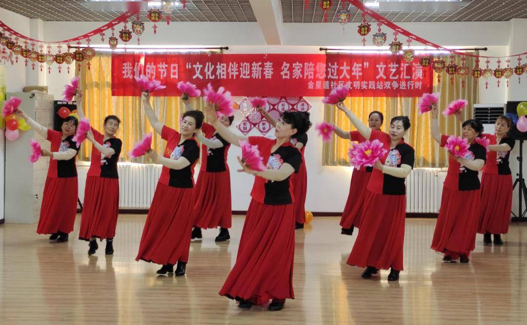 伴随着热情奔放的节奏,平剧《刘巧儿小桥送线》,模特表演,小合唱《我