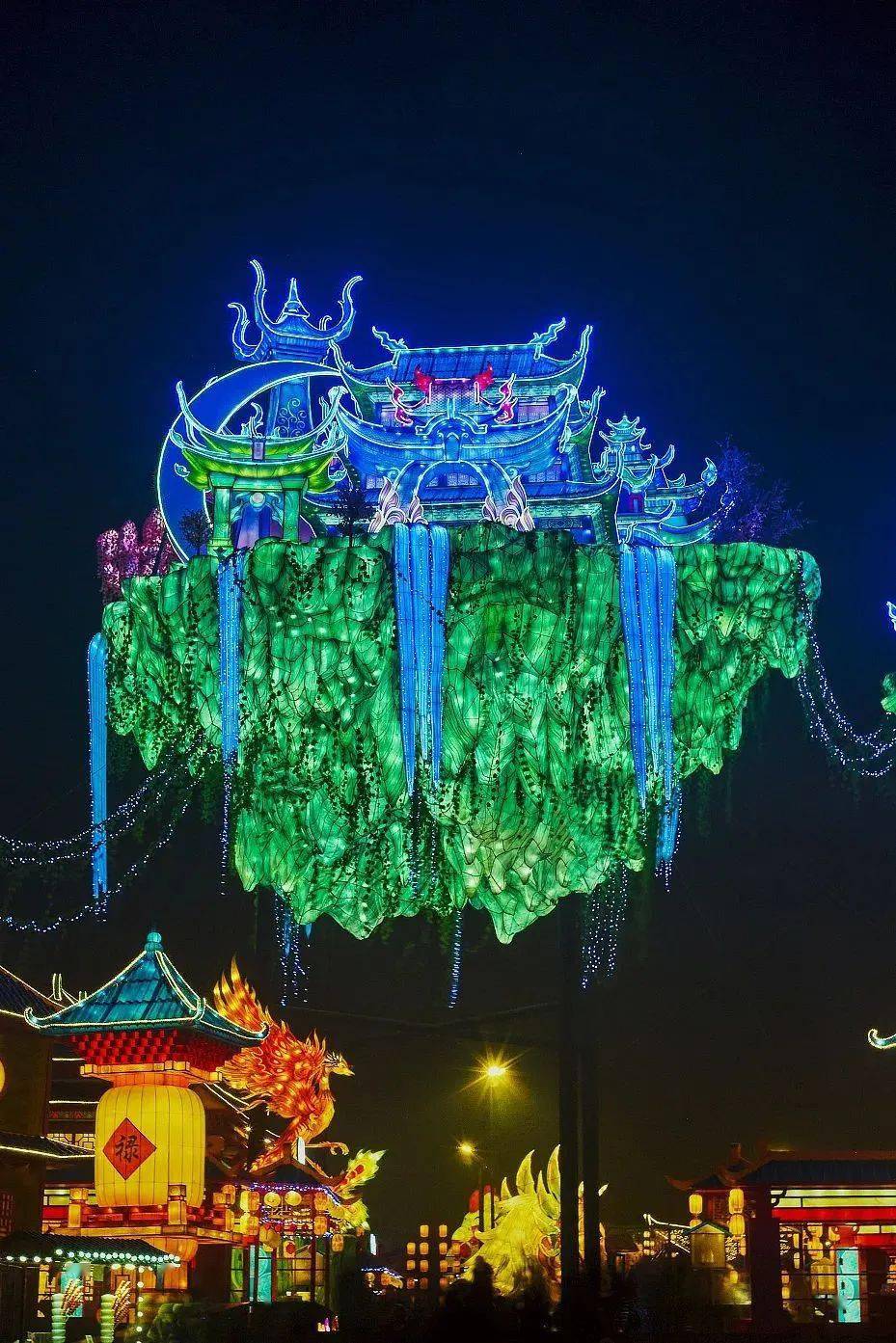 图/视觉中国△2021年,自贡灯会的c位"生命之树",十分魔幻.
