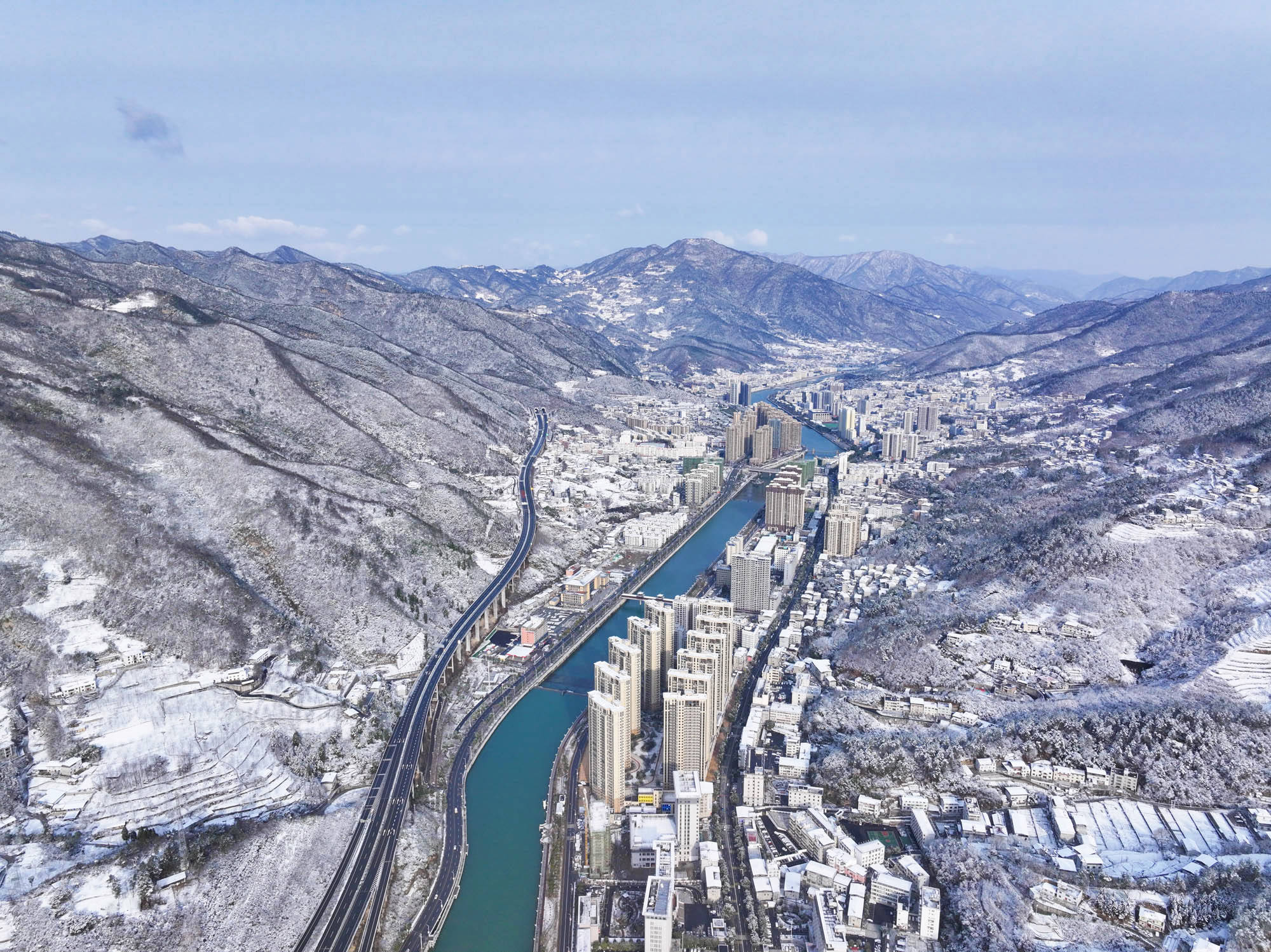 22日在湖南省湘西土家族苗族自治州吉首市乾州街道跃进水库拍摄的雪景