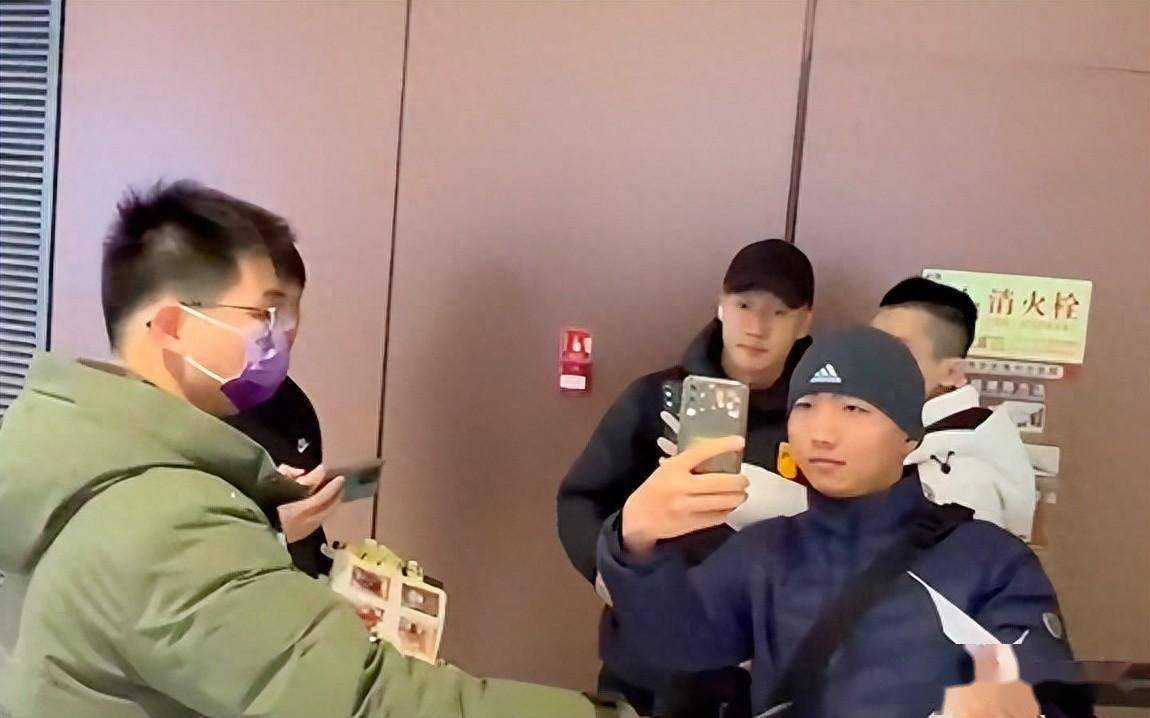 球迷痴心接机,武磊仍受热捧:被围着要签名_国脚_亚洲_大兴机场