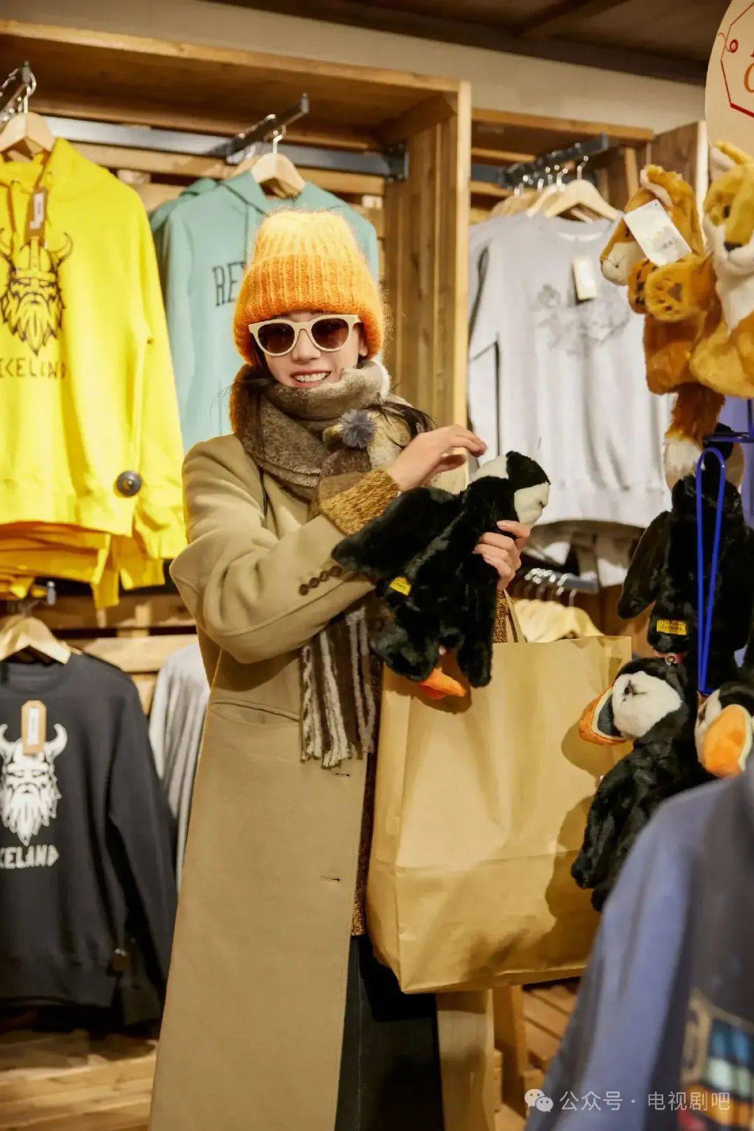 迪丽热巴戴橘色绒线帽 搭配围巾温暖舒适_雷市_配文_小迪