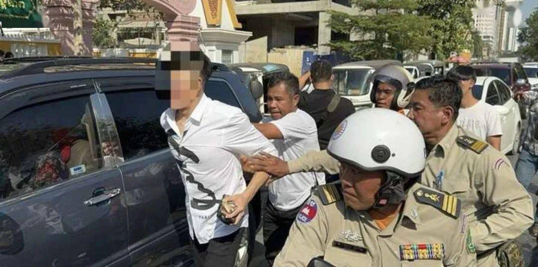 一名中国男子在金边酿车祸后袭警,一名中国女子在西港驾报名遭连环