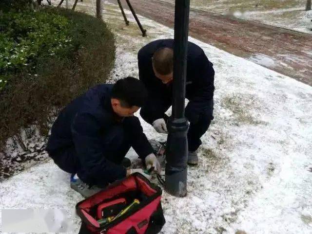 三是增加維修人員配備,備足進水電磁閥,家用供水管等應急物資,及時